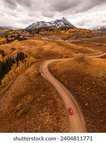 Colorado Travel Scenic Landscape View of Rural Mountain Road Crveni auto vozi Crested Butte