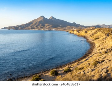 Vistas de la costa desde el pueblo de La Isleta del Moro en Cabo de Gata, provincia de Almería, España