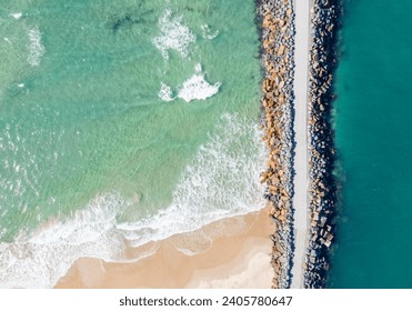Pamje nga lart-poshtë e plazhit North Haven dhe ndarjes - Bregu i mesëm verior i NSW Australia