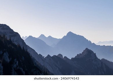 Vista panorâmica do pico da montanha Veliki Vrh nos majestosos Alpes Kamnik-Savinja, Eslovênia, Europa. Trilha de caminhada magnífica no Passo Loibl, Karawanks selvagens, fronteira austríaca. Montanhas mágicas Alpes eslovenos