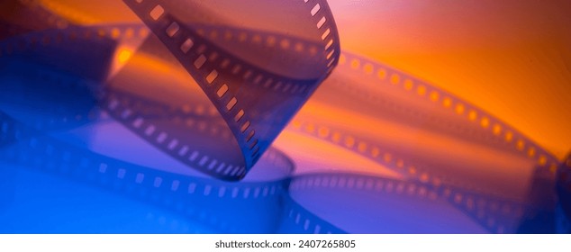 sfond kinemaje shumëngjyrësh me shirit filmi