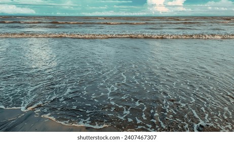 말레이시아 콴탄파항의 판타이 아낙 에어(Pantai Anak Air)에서의 아름다운 저녁.