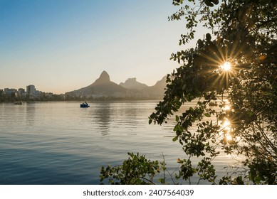 Blick auf den Sonnenuntergang der Lagune Rodrigo de Freitas in Rio de Janeiro, Brasilien