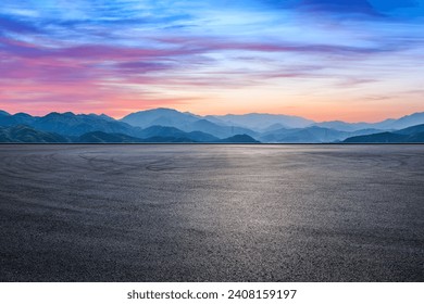 Asphalt Strooss Quadrat a gréng Bierger mat Himmel Wolleken natierlech Landschaft an der Dämmerung