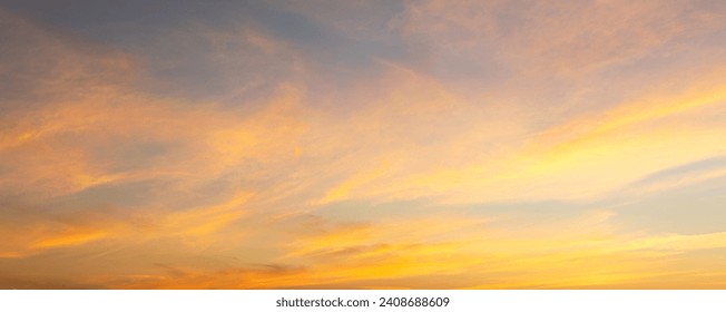 冬の夕暮れの夕焼け空、オレンジとゴールドの夕焼け雲、自然のカラフルな空の背景、地平線の金色の空、ゴージャス。