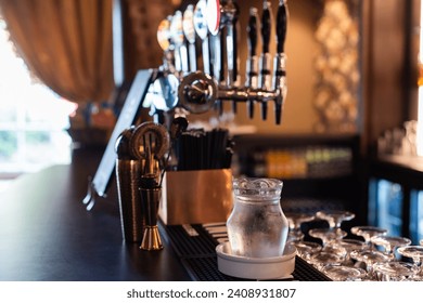 ドリンク ホテル ロビー バー メニュー ガラス 水差し ドリンク カラフルな背景 アルコール飲料 週末の雰囲気 スタイリッシュ 高級 インテリア バーテンダー カウンター デザイン レジャー リラックス 社交 友人 夜
