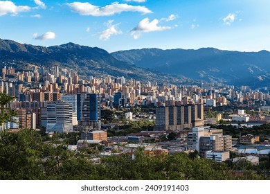 Pogled na mesto Medellin, drugo največje mesto v Kolumbiji za Bogoto. Glavno mesto kolumbijskega departmaja Antioquia. Kolumbija.