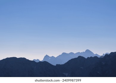 Silhueta de picos de montanhas dos Alpes Julianos selvagens vistos em trilhas cênicas para o majestoso cume Mangart, Friuli Venezia Giulia, fronteira Itália Eslovênia, Europa. Caminhadas desejo de viajar na natureza alpina
