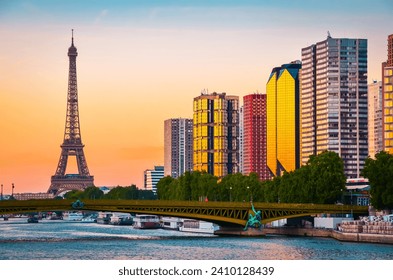 Cảnh hoàng hôn của Tháp Eiffel và sông Seine ở Paris, Pháp.