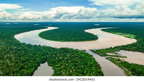 Loftbild vum Amazonas, deen sech duerch de üppege Reebësch zu Leticia, Amazonas, Kolumbien schlängelt.