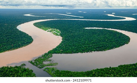 Pamje ajrore e lumit Amazon që gjarpëron nëpër pyje të dendura në Amazonas, Kolumbi