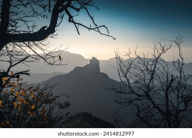 Zachód słońca z sylwetką Roque Bentayga i Roque Nublo na wyspie Gran Canaria