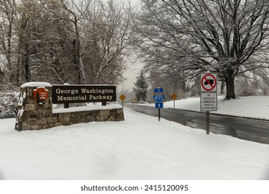 冬天的美國維吉尼亞州喬治華盛頓紀念大道。下雪了。雪。冬季天氣。國家公園。北維吉尼亞州。雪路。國家首都地區的冬天。