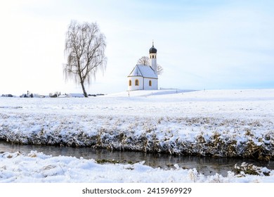 La chapelle catholique Sainte-Marie près de Moorenweis en Bavière en Allemagne un jour d'hiver avec des champs enneigés