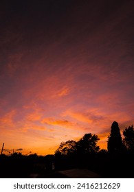 日没、日の出、太陽、雲、晴れ、曇り、空、青空、美しい夕日、窓際の飛行機、飛行機、空、スキーダイビング、​​山、モンターニャス、窓、木、黄色い夕日、飛行機の窓、公園