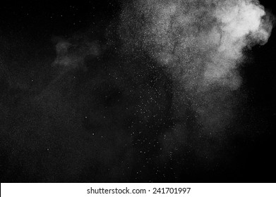 黒い背景に抽象的な白い粉の爆発
