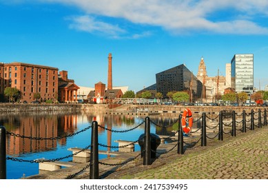 Royal Albert Dock met historische gebouwen in Engeland, Verenigd Koninkrijk.