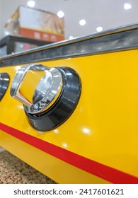 bouton cuisinière à gaz éliminé fond jaune