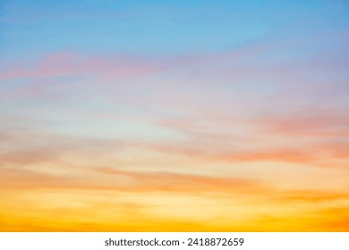 Nuages ​​et ciel du matin, véritable fond de ciel majestueux au lever du soleil et au coucher du soleil avec de doux nuages ​​colorés sans oiseaux. Panoramique, grande taille