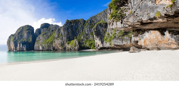 Paysage panoramique de la baie Maya dans les îles Phi Phi en Thaïlande - l'un des endroits les plus célèbres avec des vues paradisiaques, une plage de sable et des rochers verts