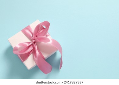 ของขวัญสวยงามบนพื้นหลังสีสันสดใส