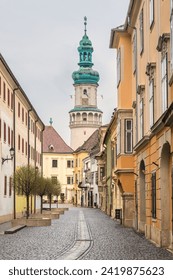 Firewatch Tower с историческа улица в Шопрон, Унгария, Европа.