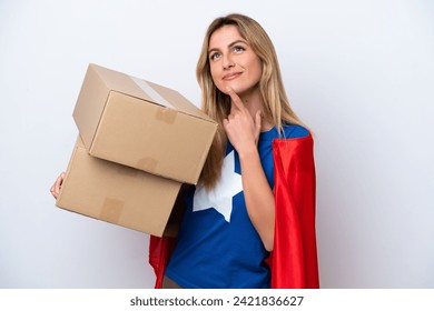 Superheld bezorgster geïsoleerd op witte achtergrond twijfelt terwijl ze omhoog kijkt