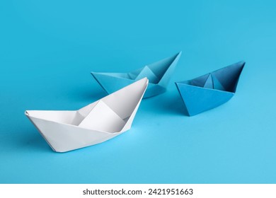 Barcos de origami coloridos em fundo azul