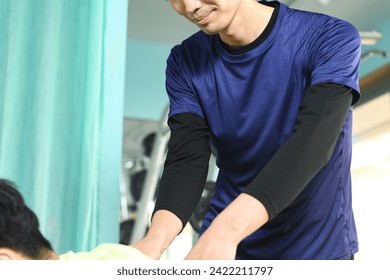 Quiroprático asiático massageando cintura e costas