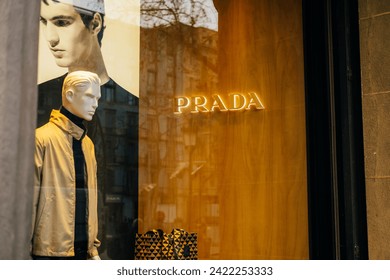 Milão, Itália - 24 De Setembro De 2017: Loja Prada Em Milão. Semana Da Moda  Prada Shopping Foto Royalty Free, Gravuras, Imagens e Banco de fotografias.  Image 93825741