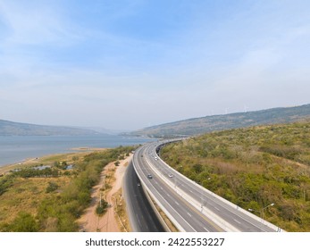 Autocesta M6, brza cesta pokrajine Nakhon Ratchasima - Bang Pa-in. Rijeka i planina Lam Ta Khong. Snimak dronom slikovitog krajolika ruralnog prometa. Nakhon Ratchasima Tajland. Autocesta Korat