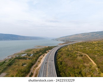 Autocesta M6, brza cesta pokrajine Nakhon Ratchasima - Bang Pa-in. Rijeka i planina Lam Ta Khong. Snimak dronom slikovitog krajolika ruralnog prometa. Nakhon Ratchasima Tajland. Autocesta Korat