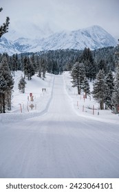 Schneepflüge räumen Schnee von der US 395 nach schweren Schneestürmen im Mono County, CA, USA.