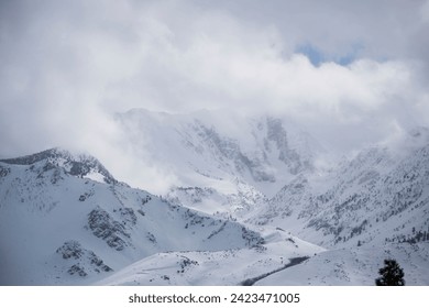Schwere Schneestürme schaffen ein Winterwunderland in der östlichen Sierra von Mono County, Kalifornien.