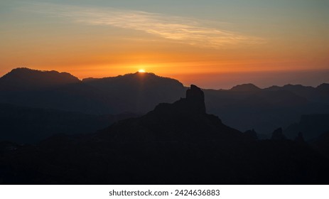Zachód słońca z sylwetką Roque Bentayga i Roque Nublo na wyspie Gran Canaria