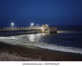 Nočna fotografija starega doka Caleta Olivia.