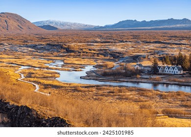 Hierscht an de Bierger vum Thingvellir National Park, Selfoss, Island; Héichwinkel Vue vun der Plattform vum Almannagjá Fissure Trail