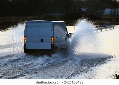 02.13.2024 波蘭弗羅茨瓦夫，河水淹沒的道路上的汽車。洪水。