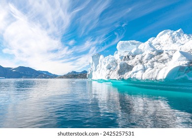 ภูเขาน้ำแข็งละลายริมชายฝั่งกรีนแลนด์ในวันฤดูร้อนที่สวยงาม - การละลายของภูเขาน้ำแข็งและน้ำที่ไหลลงสู่ทะเล - กรีนแลนด์