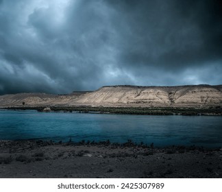 Ruinas antiguas de los castillos de Halabia y Zalabia, uno de los sitios arqueológicos más famosos de la Gobernación de Deir ez-Zor en Siria, que datan de aproximadamente 1149-1131 a. C.
