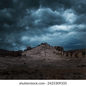 Ruinas antiguas de los castillos de Halabia y Zalabia, uno de los sitios arqueológicos más famosos de la Gobernación de Deir ez-Zor en Siria, que datan de aproximadamente 1149-1131 a. C.