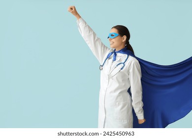 Mooie vrouwelijke dokter gekleed als superheld op blauwe achtergrond