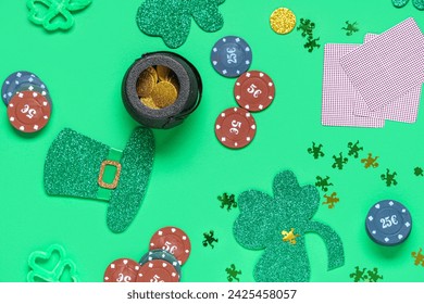 Pokerchips, Topf mit Münzen, Karten und Klee auf grünem Hintergrund. St. Patrick's Day Feier