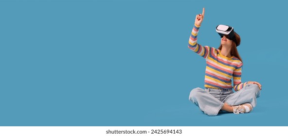 年輕女性在淺藍色背景下使用 VR 眼鏡，並有文字空間