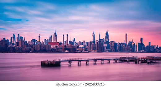 Panoramatický západ slunce na Manhattanu, mrakodrapy v New Yorku a komerční dok nad poklidnou East River, pohled z Grand Ferry Park ve Williamsburgu, Brooklyn, New York, USA
