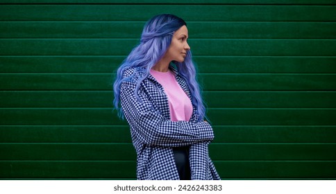 Djevojka plesačica s kreativnom obojenom kosom i frizurom. Lifestyle fotografija. Cosplay na anime liku.