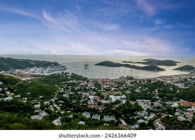 St Thomas Port: Knäppeg mat klenge Schëffer a Vakanzen, eng pittoresk Szen entfält sech an den US Virgin Islands, invitéiert Exploratioun vun dësem charmante Inselparadäis