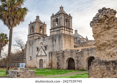Stará tradiční architektura budovy kostela Mission Concepción. Nachází se v historickém parku San Antonio Missions v San Antoniu v Texasu. Fotografie pořízená při východu slunce