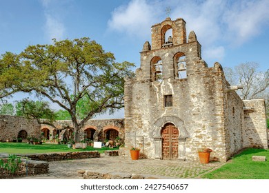 Tradiční cihlová architektura staré Mission Espada se nachází v historickém parku San Antonio Mission Historical v San Antoniu v Texasu. Snímek je pořízen za zataženého dne