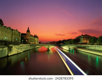 Bot pelancong Bateau mouche kabur ketika melintas di bawah jambatan di seine pada waktu malam, paris, perancis, eropah